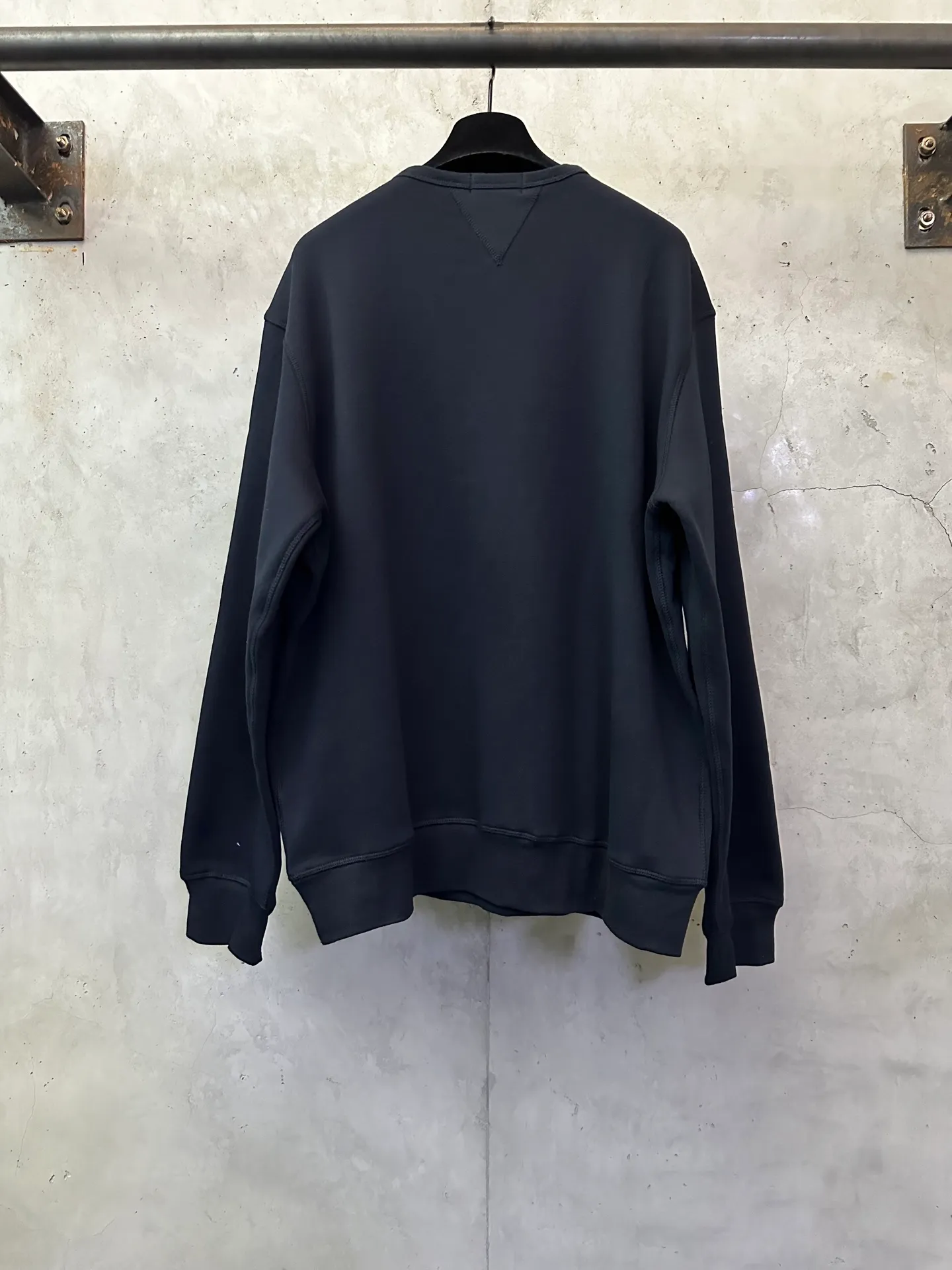 P330 Ralph Lauren logo embroidered sweatshirt. Customized cloud-like honey cotton fleece sweatshirt material. It feels delicate and comfortable against the skin. It is mainly made of deep black and is decorated with exquisite white pony logo. It is highly recognizable. Customized hardware. Thread. Accessories. Matching. Same style for men and women. -Color: Black White Blue Gray -Size: S M L XL